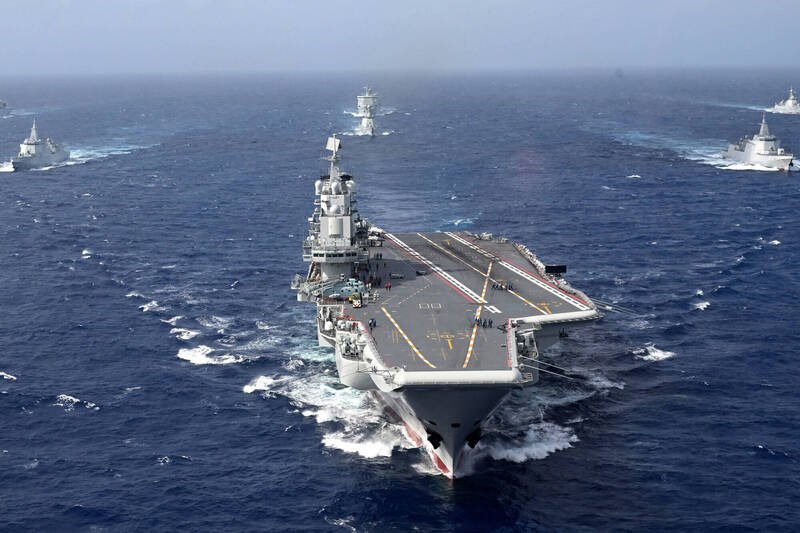 中国海军「辽宁号」航空母舰打击群上周驶出「第一岛链」，抵达菲律宾最南端水域，此举被视为意图向美日「利剑」联合军演逼近，双方较劲意味浓厚。（美联社档案照）