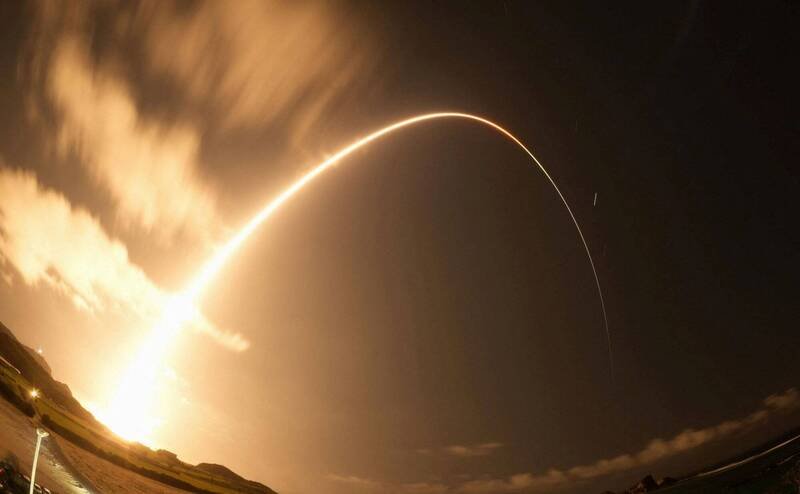 日本的火星卫星探测器「MMX」今（20）日清晨在鹿儿岛县发射升空，成功进入前往火星的轨道。（路透）