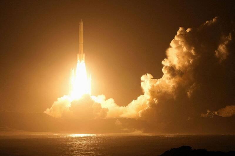 日本的火星卫星探测器「MMX」今（20）日清晨在鹿儿岛县发射升空，成功进入前往火星的轨道。（路透）
